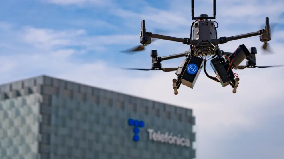 Imagen de un dron volando en el entorno de la sede central de Telef&oacute;nica, en Madrid, durante la presentaci&oacute;n de caso de uso, el pasado 16 de febrero.