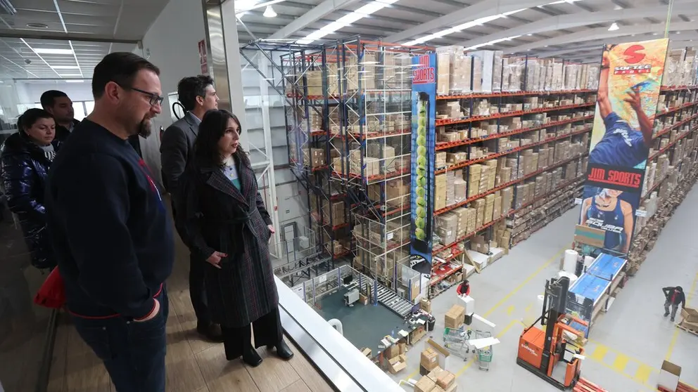 La conselleira de Promoci&oacute;n do Emprego e Igualdade, Mar&iacute;a Jes&uacute;s Lorenzana, en las instalaciones de Jim Sports en Palas de Rei.