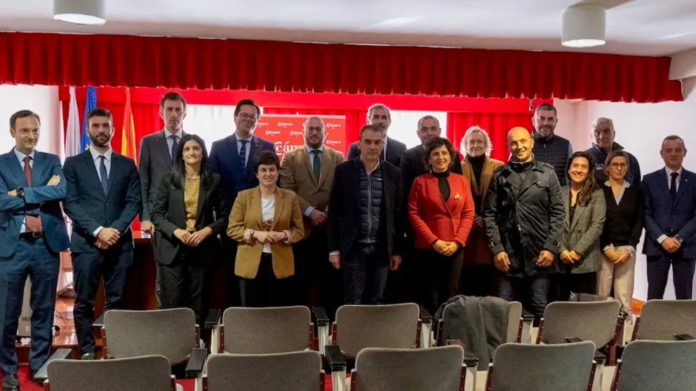 Nuevo comit&eacute; ejecutivo de la C&aacute;mara de Comercio de Tui junto al director xeral de Comercio e Consumo y regidores de la zona.