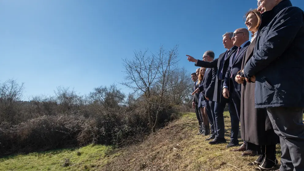 Las autoridades observando los terrenos en que se ampliar&aacute; el pol&iacute;gono de San Cibrao das Vi&ntilde;as.