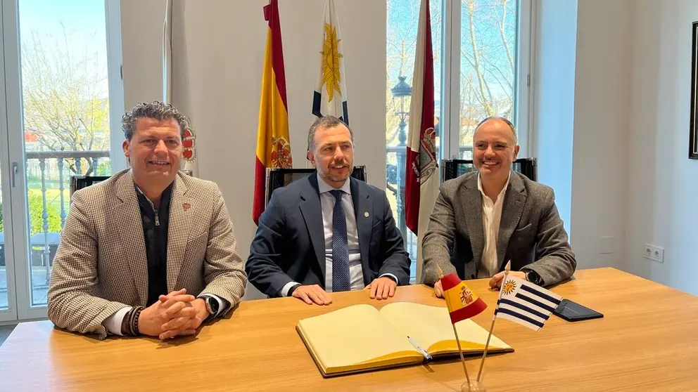 El alcalde de Baiona, el c&oacute;nsul general de Uruguay y el delegado de la Zona Franca de Vigo.