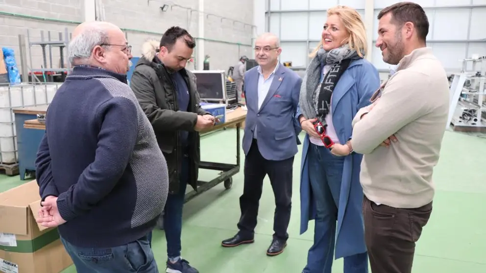 La gerente de SEA, Beatriz Sestayo (2&ordf; por la der.) en su visita a una de las empresas instaladas en el pol&iacute;gono de Catoira.