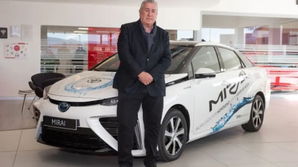 Jos&eacute; Ram&oacute;n Ferreiro, director general de Grupo Breog&aacute;n, con el Toyota Mirai de primera generaci&oacute;n.
