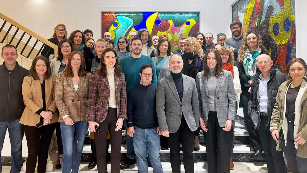 Concentraci&oacute;n del personal de Zona Franca en el hall de la sede del Consocio con el delegado del Estado, David Regades, y la directora del ICEX en Galicia, Patricia P&eacute;rez.