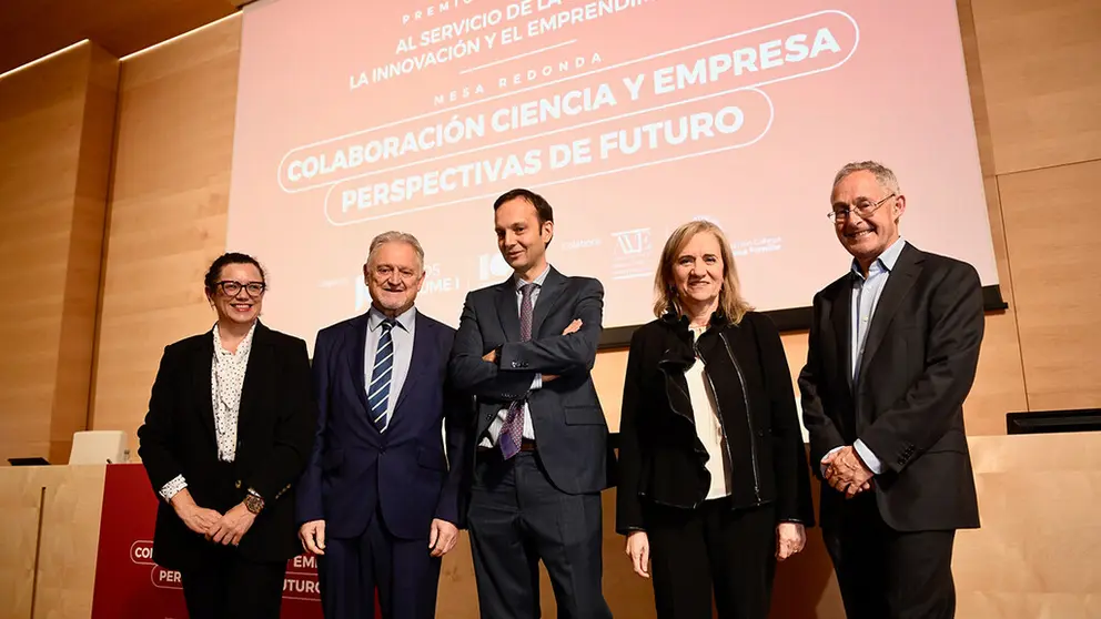 Margarita Hermo, Felipe Casanueva, Andre&igrave;s Ferna&igrave;ndez, Mari&igrave;a Jose&igrave; Alonso y A&igrave;ngel Carracedo en la presentacio&igrave;n de los Premios Rei Jaume I en Santiago./PUNTO GA. M.RIOPA.