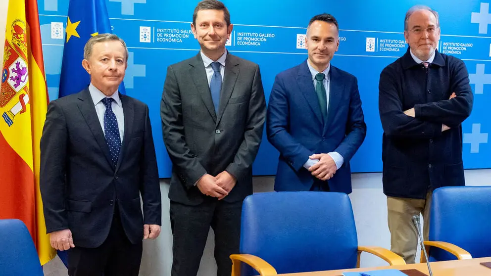 El director del Igape (2&ordm; por la der.) con os representantes de las c&aacute;maras de comercio de Pontevedra, Vigo y Vilagarc&iacute;a, de A Coru&ntilde;a y de Santiago./X.CRESPO.