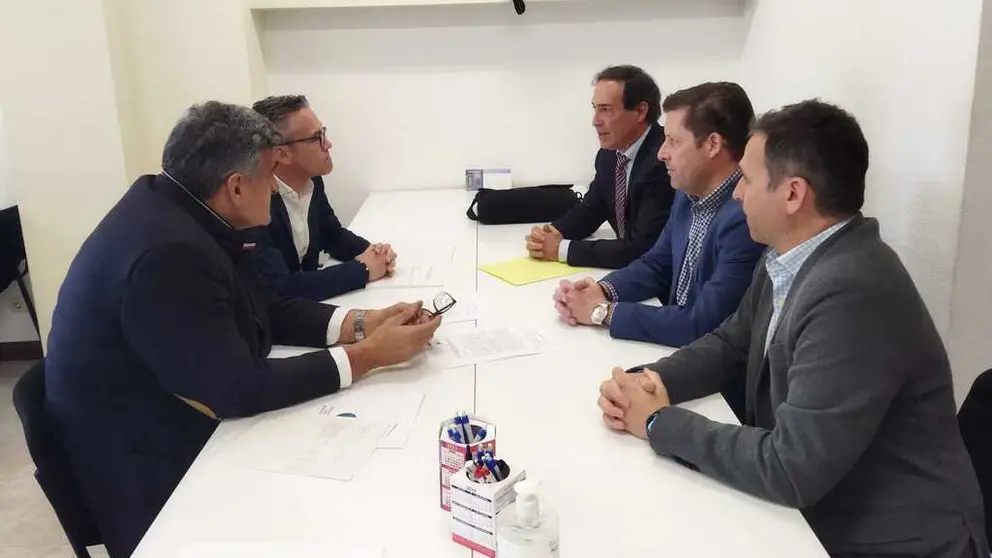 Los representantes de la AEESP reunidos con ,del proyecto Julio Verne.