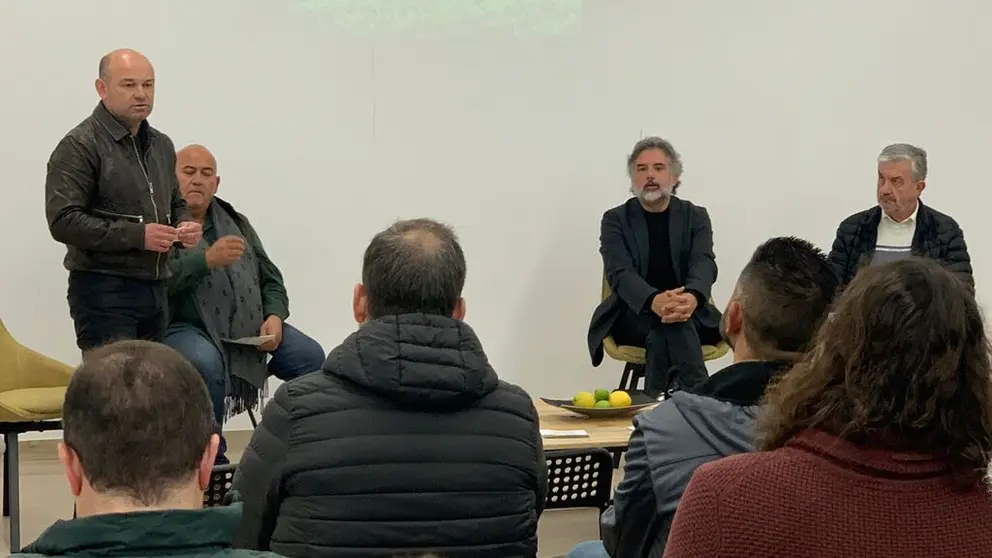 Os GDR Condado Paradanta e Mari&ntilde;as Betanzos presentaron o proxecto "Vi&ntilde;o e froita" no concello de As Neves.