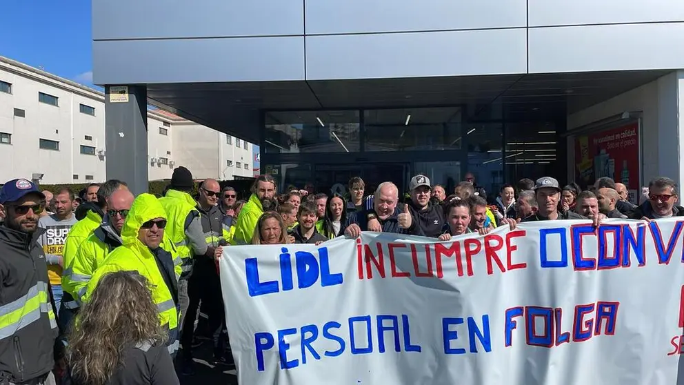 Concentraci&oacute;n de protesta de los trabajadores del almac&eacute;n log&iacute;stico de Lidl en Nar&oacute;n.