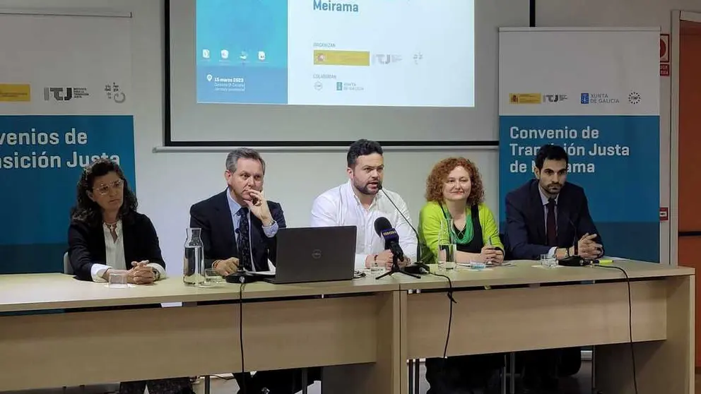 La representante de  la FEMP, el delegado del Gobierno en Galicia, el alcalde de Cerceda, la directora del ITJ y el director xeral de Planificaci&oacute;n Enerx&eacute;tica e Recursos Naturais.