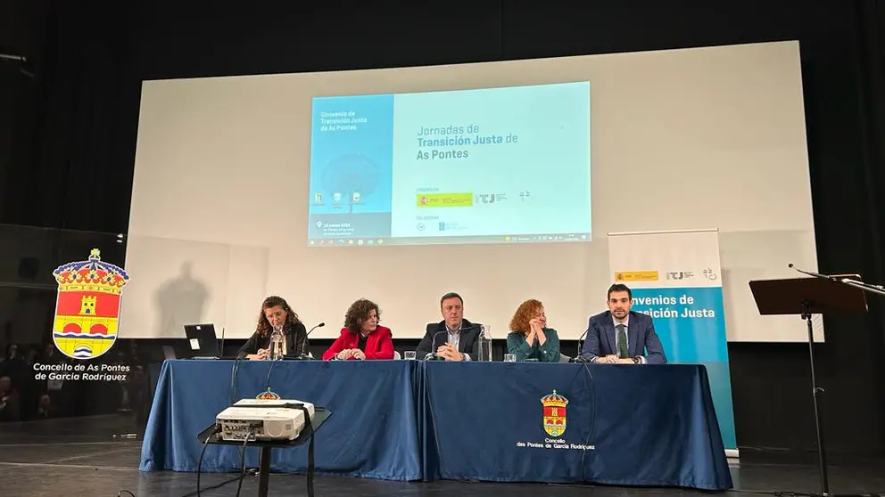 Autoridades en la jornada informativa sobre el Convenio de Transici&oacute;n Justa de As Pontes.
