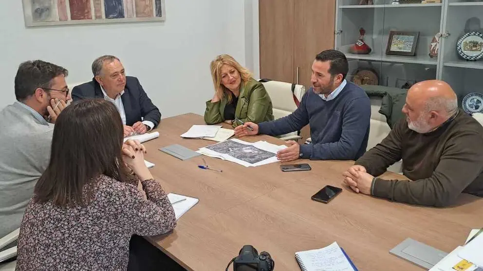 Reuni&oacute;n de la gerente y t&eacute;cnicos de SEA con el alcalde de A Laracha.