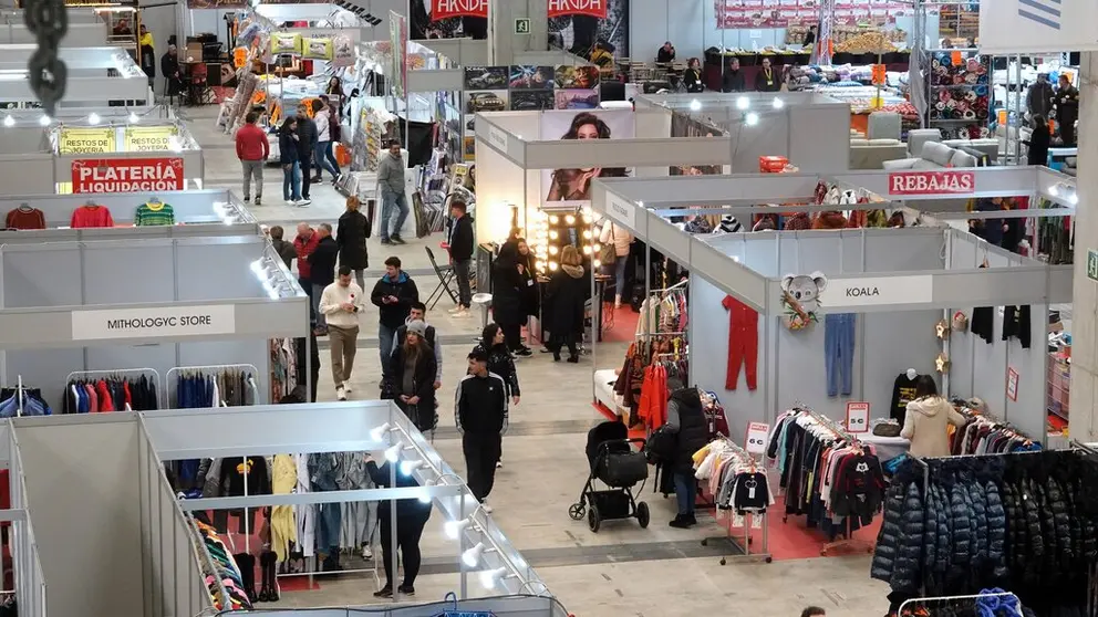 P&uacute;blico en la primera jornada de Flash Market Outlet Galicia, en Silleda.