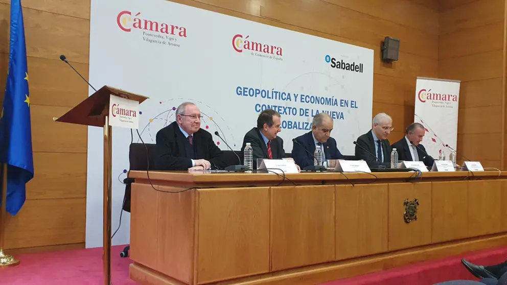 El presidente de la C&aacute;mara de Espa&ntilde;a, el alcalde de Vigo, el presidente de la C&aacute;mara de Pontevedra, Vigo y Vilagarc&iacute;a, el vicepresidente primero de la Xunta en la clausura del encuentro