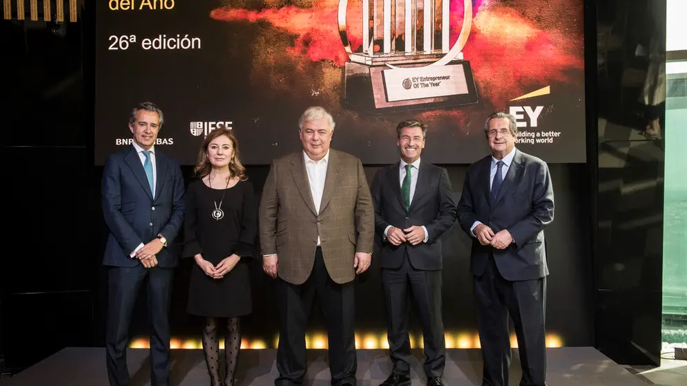 Antonio Salgado, CEO de BNP Paribas; Marta Fern&aacute;ndez Curr&aacute;s, socia responsable de EY en Galicia; Luis de Valdivia, presidente de Ecoener; Federico Linares, presidente de EY y Juan Roure, profesor del IESE. /LUIS CAMACHO.