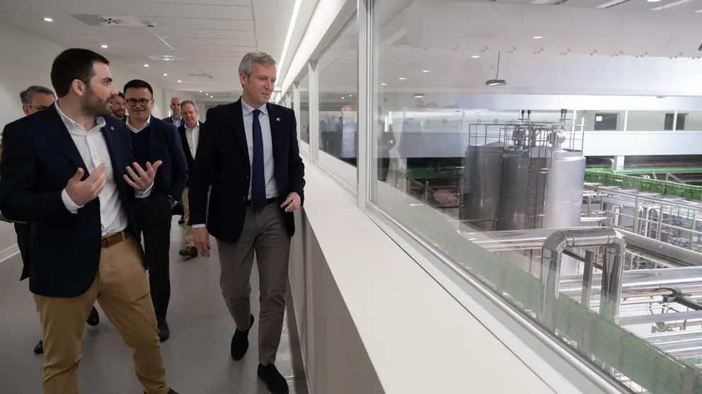 O  presidente da Xunta, Alfonso Rueda, acompa&ntilde;ado do vicepresidente primeiro e conselleiro de Econom&iacute;a, Industria e Innovaci&oacute;n, Francisco Conde, e do conselleiro do Medio Rural, Jos&eacute; Gonz&aacute;lez, visita as instalaci&oacute;ns de InLeito. F&aacute;brica InLeit, Curtis, 20/03/23.