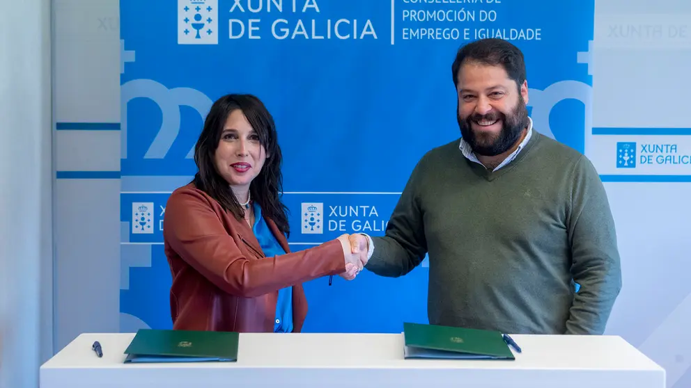 La conselleira de Promoci&oacute;n do Emprego e Igualdade, Mar&iacute;a Jes&uacute;s Lorenzana, y el presidente de la Asociaci&oacute;n de J&oacute;venes Empresarios de Galicia, Luciano Covelo.