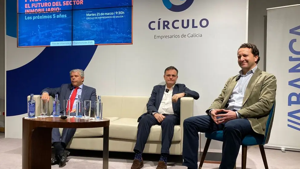 Jos&eacute; Manue Nogueiras, de Abanca, Diego Esquer, de la junta directiva del C&iacute;rculo, y el coordinador del FUI Alfonso Correa, en la apertura del encuentro.