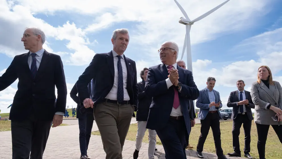 O  titular do Executivo galego, Alfonso Rueda, acompa&ntilde;ado do vicepresidente primeiro e conselleiro de Econom&iacute;a, Industria e Innovaci&oacute;n, Francisco Conde, visita o parque e&oacute;lico experimental de Sotavento. Parque &eacute;olico experimental Sotavento, Xermade, 21/03/23.