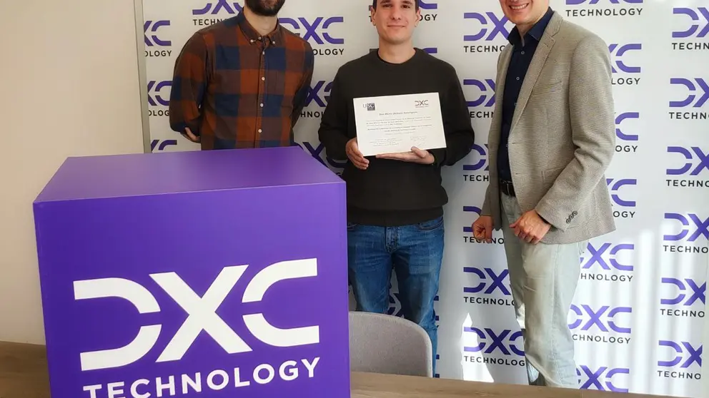 Marcos Baleato, ganador del TFM, con el diploma acreditativo, acompa&ntilde;ado por su tutor, Pablo Lombao, de FINSA (izq.) y el representante de DXC, Adolfo Sanz(1)