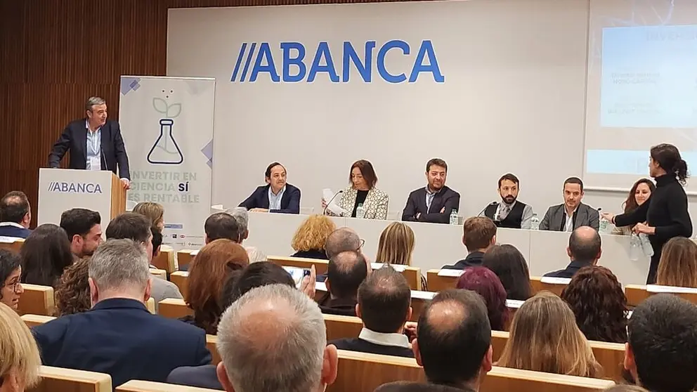 Participantes en la jornada "Invertir en ciencia s&iacute; es rentable", celebrada en Santiago.