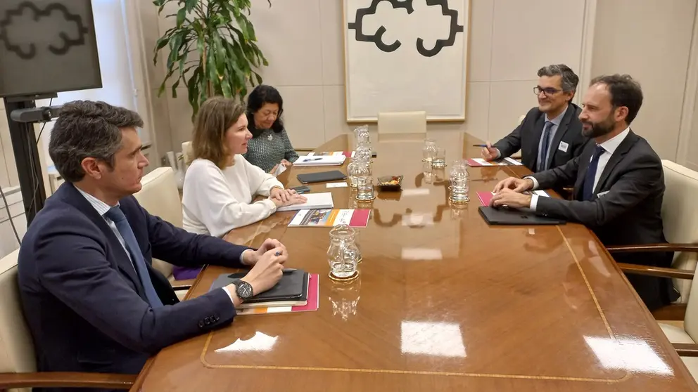 El gerente y el presidente del Cl&uacute;ster da Funci&oacute;n Lox&iacute;stica de Galicia (der.) fueron recibidos en Madrid por la secretaria general de Transportes y Movilidad y el director general de Transportes Terrestres del MITMA.