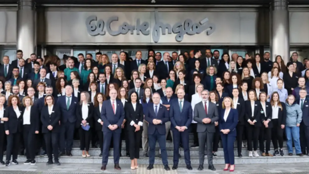Foto de familia de autoridades, directivos y parte del equipo de El Corte Ingl&eacute;s de Santiago.