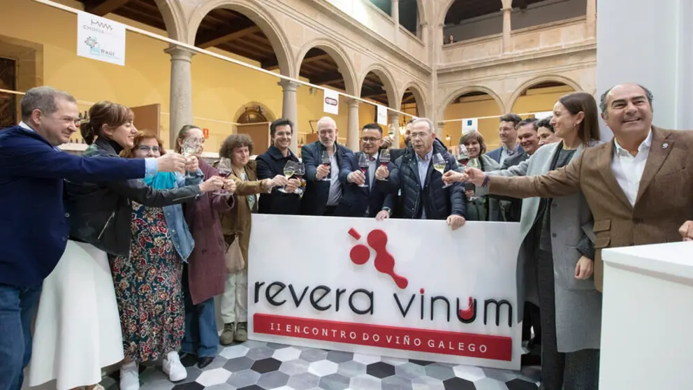 Autoridades en la inauguraci&oacute;n de Revera Vinum en Santiago de Compostela.