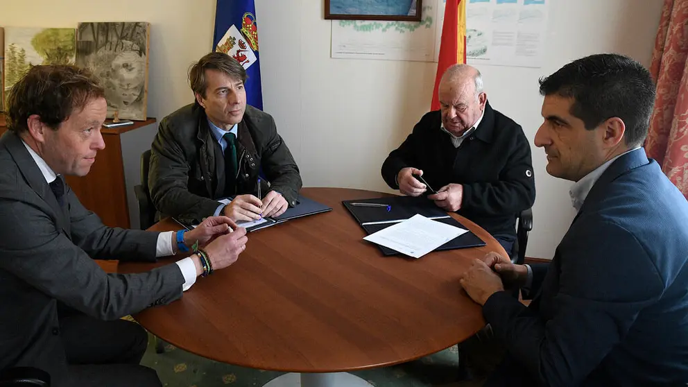 El El conselleiro de Facenda e Administraci&oacute;n P&uacute;blica, Miguel Corgos, firm&oacute; hoy con los alcaldes de Punx&iacute;n y To&eacute;n, los convenios para el desarrollo de servicios financieros en los municipios, en presencia del delegado de la Xunta en Ourense.