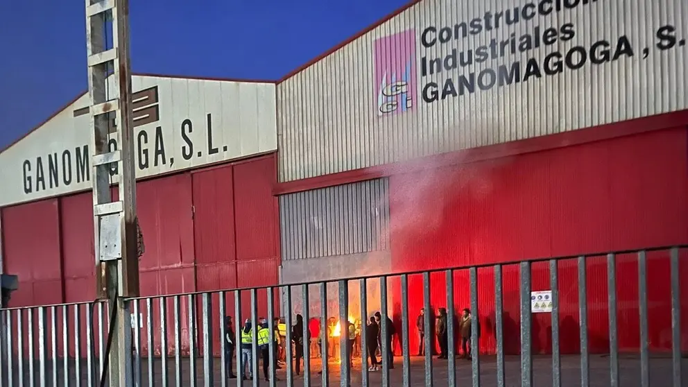 Os traballadores de Talleres Ganomagoga non poden acceder &aacute;s instalaci&oacute;ns logo de que a direcci&oacute;n cambiara as pechaduras.