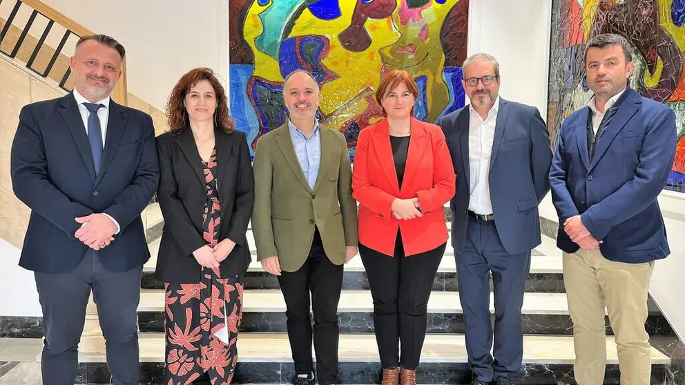 Juan Manuel L&oacute;pez-Gallego, Sales Manager de H2B2; Mayka Vila Comesa&ntilde;a, Delegada de Imesapi Galicia; David Regades, Delegado de Estado en el Consorcio de la Zona Franca de Vigo; &Aacute;frica Castro, Directora de Estrategia, Desarrollo de Negocio y Comunicaci&oacute;n de H2B2; Tom&aacute;s Omar Bravo Mart&iacute;n, Director de Producci&oacute;n de Imesapi; y Juan Francisco P&eacute;rez Moraleda, Director de Contrataci&oacute;n de Imesapi.