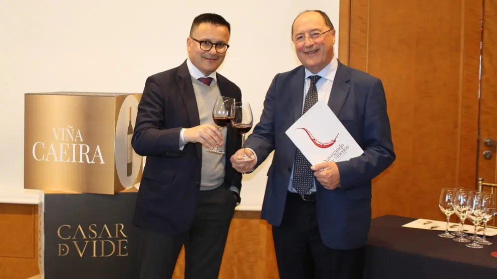 El conselleiro de Medio Rural, Jos&eacute; Gonz&aacute;lez, junto al presidente de Bodegas Carromera, Carlos Moro.