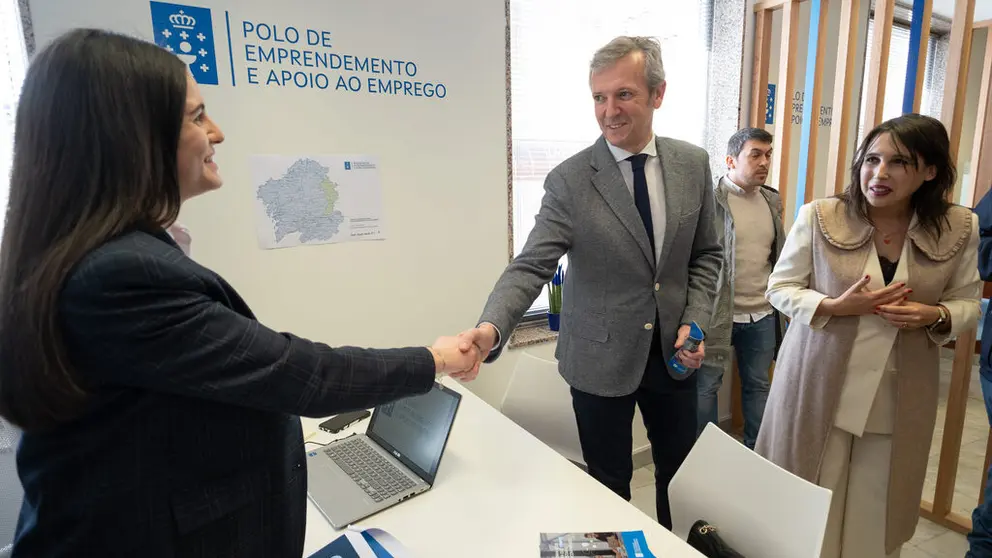 O presidente da Xunta, Alfonso Rueda, acompa&ntilde;ado da conselleira de Promoci&oacute;n do Emprego e Igualdade, Mar&iacute;a Jes&uacute;s Lorenzana, asiste &aacute; inauguraci&oacute;n do Polo de Emprendemento e Apoio ao Emprego Monta&ntilde;a Lucense. Sal&oacute;n de Actos, 29/03/23.