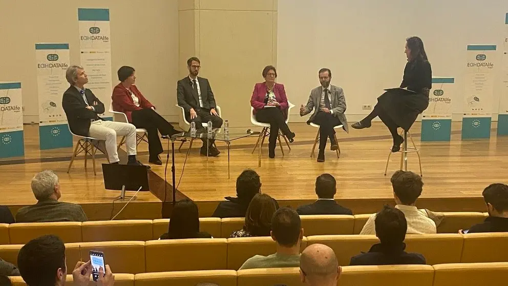 Mesa sobre "Retos sectoriales y digitalizaci&oacute;n" con Carme Pamp&iacute;n, por el Cluster Tecnol&oacute;xico Empresarial das Ciencias da Vida (Bioga); Ricardo Gonz&aacute;lez, por Cl&uacute;ster da Madeira e o Dese&ntilde;o de Galicia (CMD); Roc&iacute;o Mosquera, por el Cluster Sa&uacute;de de Galicia (CSG); Santiago Cabaleiro, por el Cl&uacute;ster da Acuicultura de Galicia (CETGA) y Roberto C. Alonso, por ANFACO-CECOPESCA.