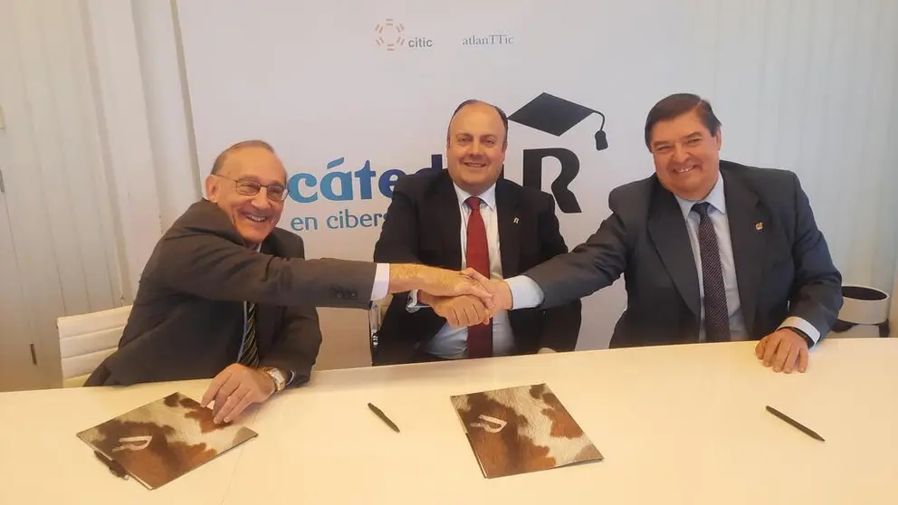 Manuel Reigosa, Alfredo Ramos y Julio Abalde, en la renovaci&oacute;n del convenio de la C&aacute;tedra R en Ciberseguridad.
