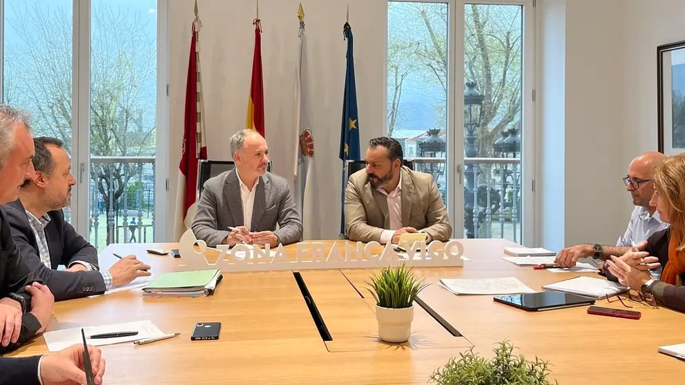 El delegado de Zona Franca y el alcalde de Gondomar, en un encuentro al que asistieron t&eacute;cnicos municipales y del Consorcio y el presidente de la asociaci&oacute;n de empresarios.