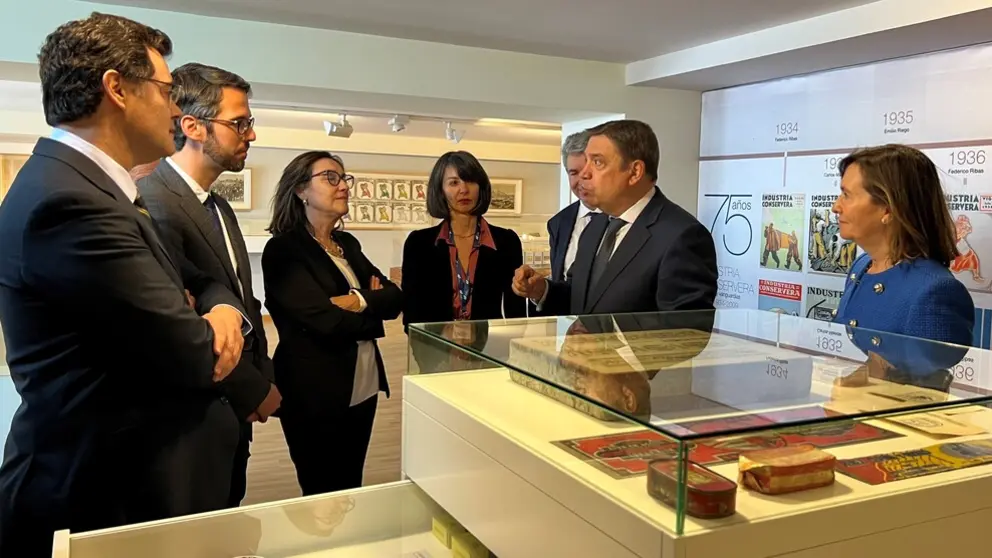 El ministro Luis Planas (centro) junto a otros miembros de la delegaci&oacute;n en el Museo de la Conserva de Anfaco.