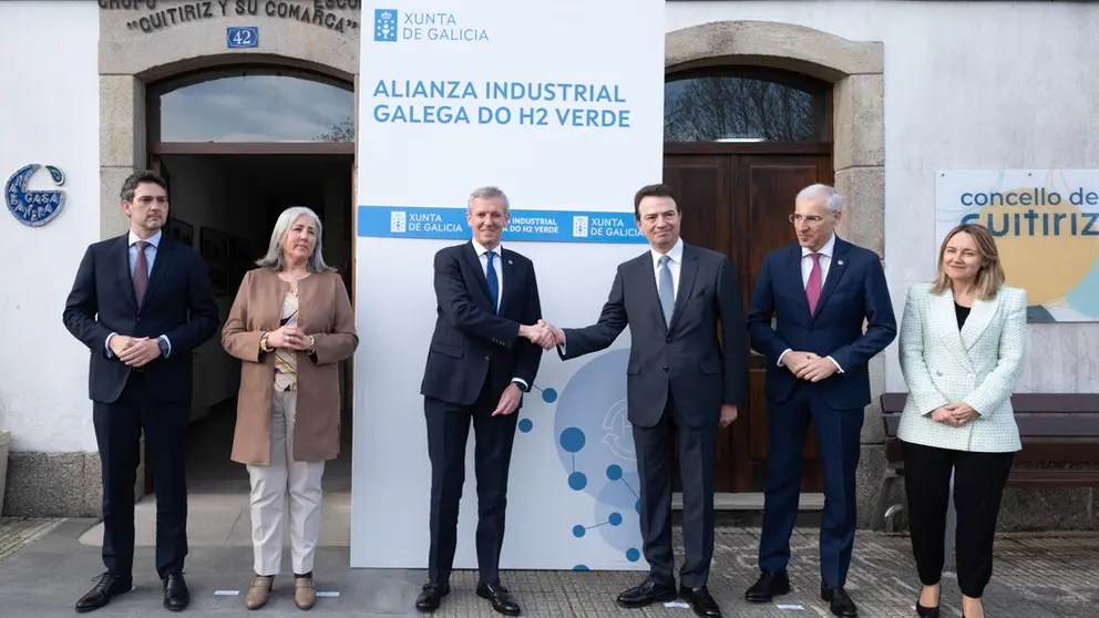 El presidente de la Xunta, Alfonso Rueda, y el consejero delegado de Enag&aacute;s, en la firma del "Pacto pola enerx&iacute;a" en Guitiriz, junto a otras autoridades.