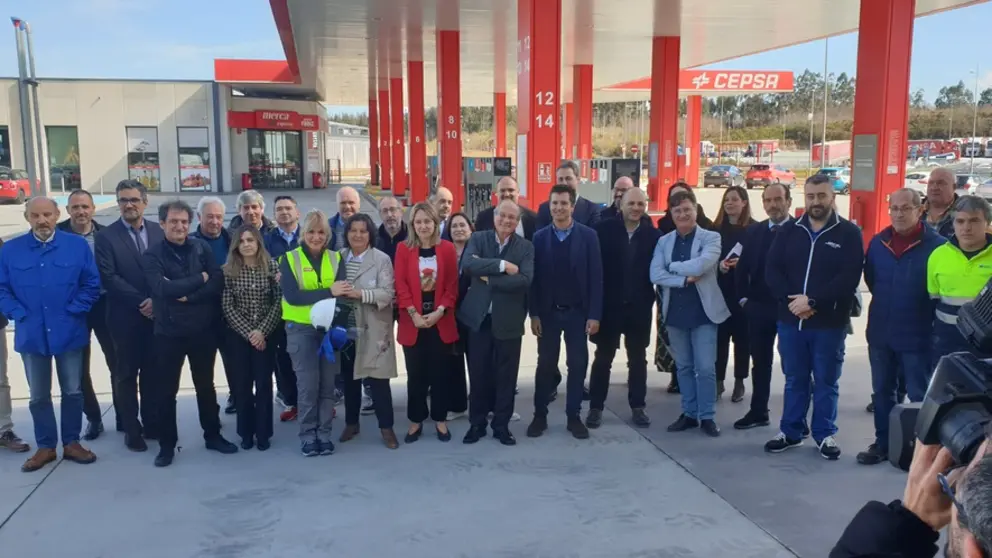 La secretaria xeral de Industria, Paula Ur&iacute;a, junto a responsables de Los &Aacute;ngeles Gas y representantes de empresas del transporte y de la sociedad compostelana, en la gasinera LAG A Sionlla.