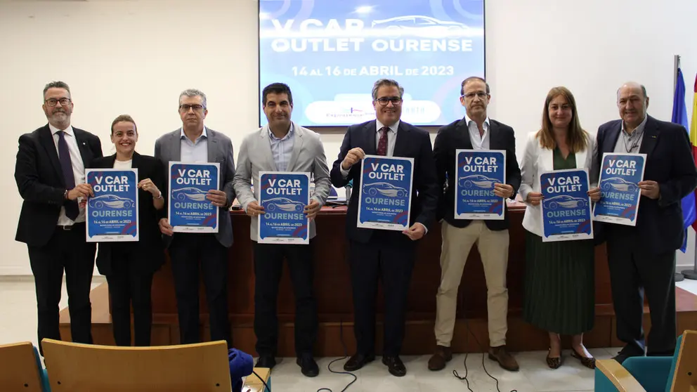 Representantes de ACAUTO xunto ao delegado da Xunta en Ourense, Gabriel Al&eacute;n (4&ordm; pola esq.) e ao director xerente de Expourense, Rogelio Mart&iacute;nez (1&ordm; pola der.) na presentaci&oacute;n do V Car Outlet Ourense.