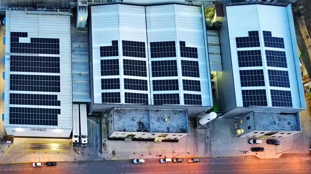 Cubierta con paneles fotovoltaicos en la planta de Atunlo en Cambados.