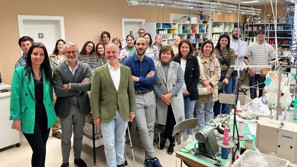 Los participantes en ViaTextil, durante su visita a la f&aacute;brica de Selmark en Vigo.