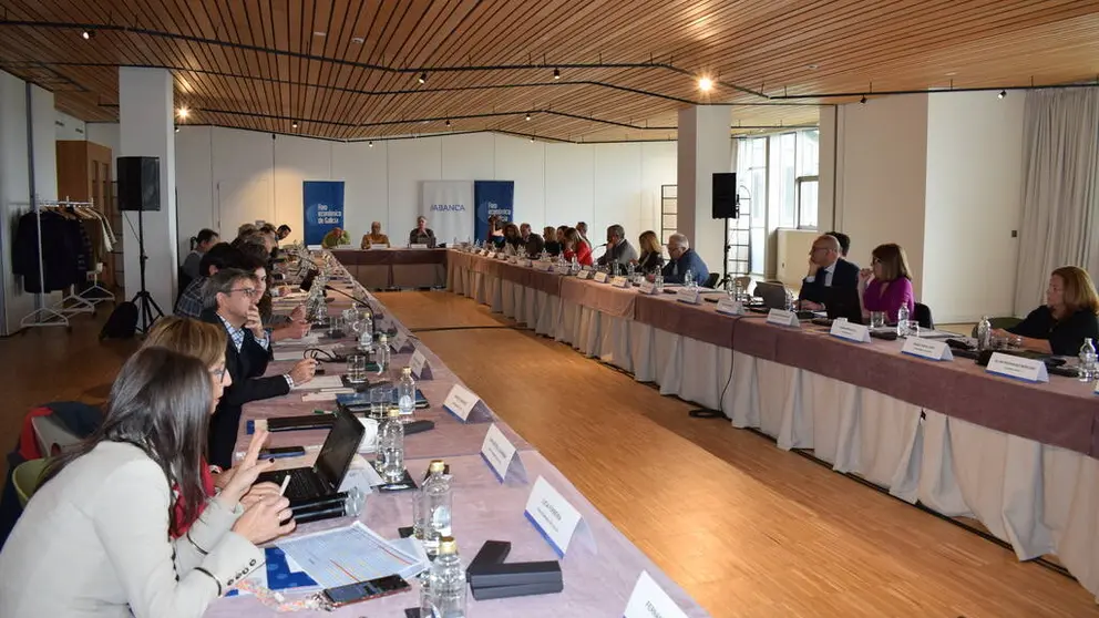 Expertos, empresarios e participan na reuni&oacute;n anual do Foro Econ&oacute;mico de Galicia no Parador de Mux&iacute;a.