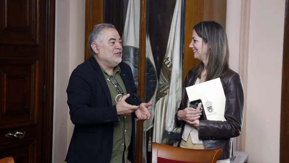 Gonzalo Mart&iacute;n, CEO de Inverbis, y la alcaldesa de Lugo, Lara M&eacute;ndez.. /XES&Uacute;S PONTE