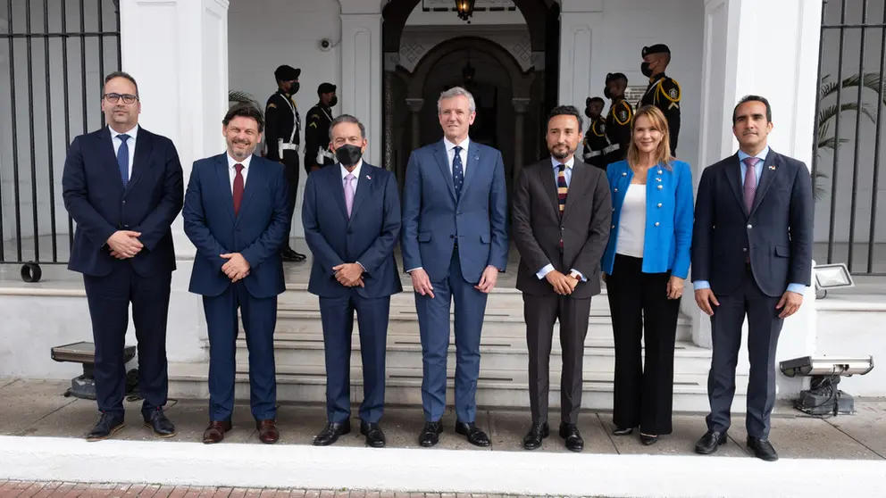 El presidente de la Xunta, Alfonso Rueda (centro) junto al presidente de Panam&aacute;, Laurentino Cortizo (con mascarilla) y otras autoridades locales.