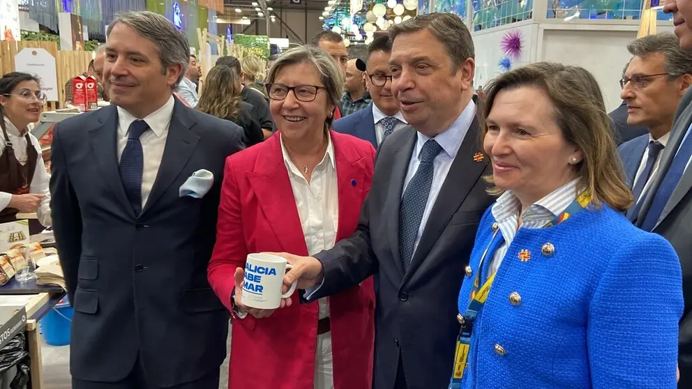 La conselleira do Mar, Rosa Quintana, junto al ministro Luis Planas, en el Sal&oacute;n Gourmets.