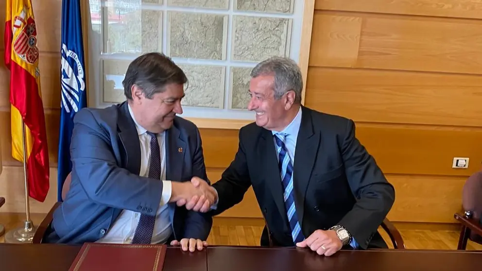 O reitor da UDC, Julio Abalde, e o presidente da Fundaci&oacute;n Olid&iacute;s, Juan Luque, asinaron o convenio para a creaci&oacute;n desta C&aacute;tedra.