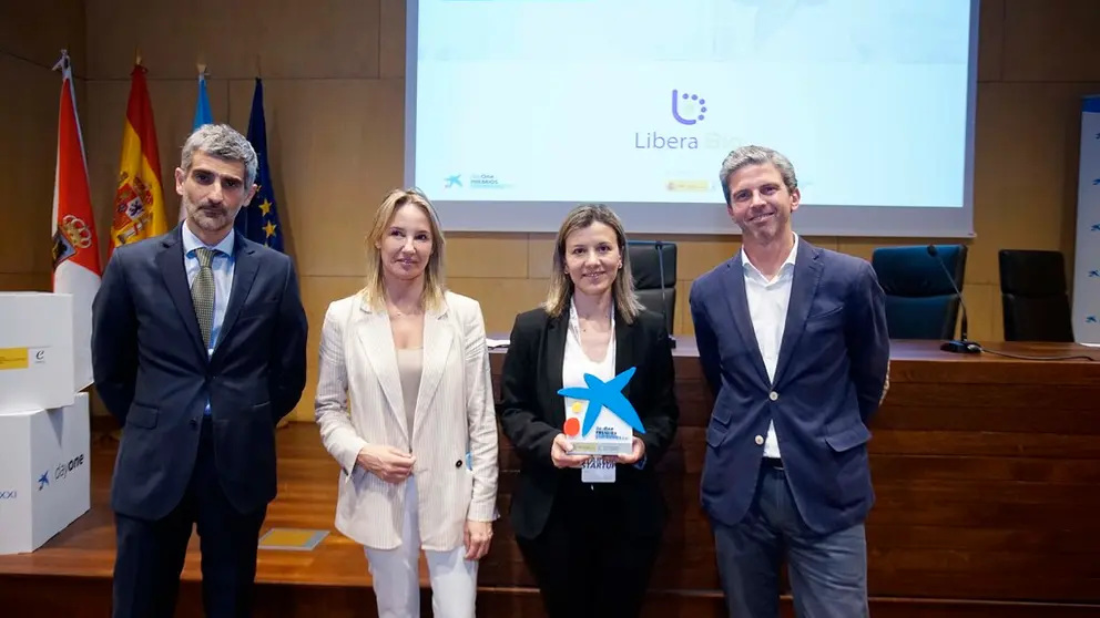 Representantes de Xunta de Galicia, Enisa y CaixaBank con Desir&eacute;e Teijeiro, cofundadora y directora de operaciones de Libera Bio.