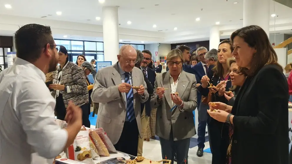 La conselleira do Mar, Rosa Quintana, en una de las degustaciones incluidas en la edici&oacute;n dedicada al mar de Galicia Market Place.
