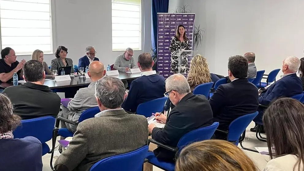 La directora xeral de Relaci&oacute;ns Laborais de la Xunta, Elena Mancha, interviniendo en la jornada.